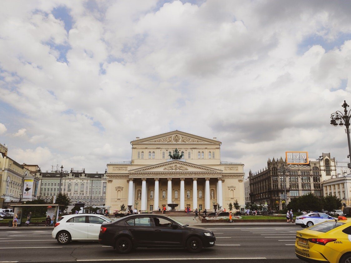 Театральная площадь — также must-see столицы, а весной находиться тут в тени цветущих яблонь особенно приятно