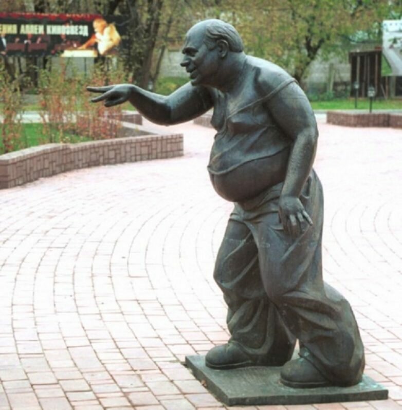 Евгений Леонов, "Джентельмены удачи",  Москва, напротив входа Мосфильма.