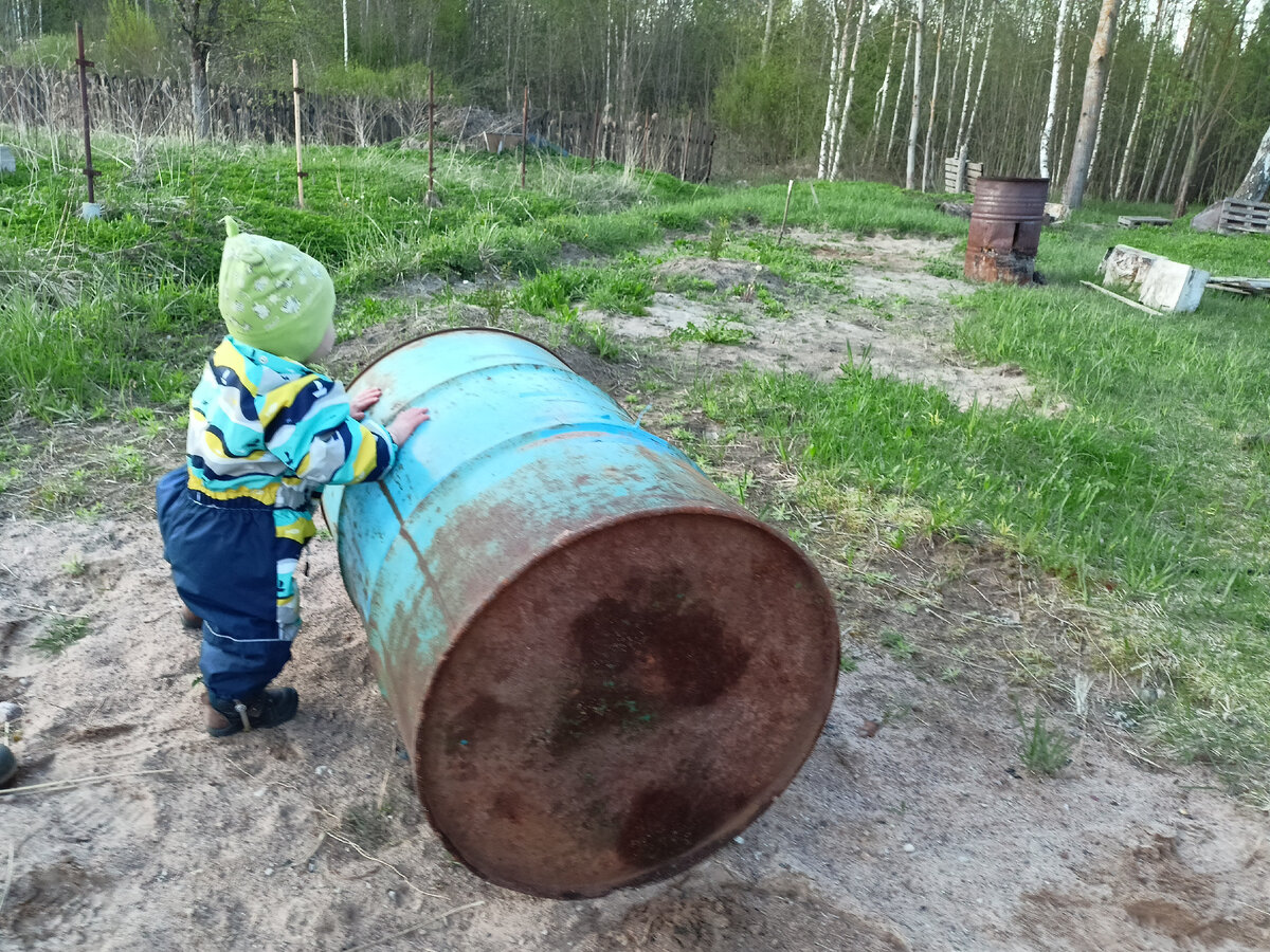 Лёня стал вдвое счастливей, потому что у него теперь две бочки!