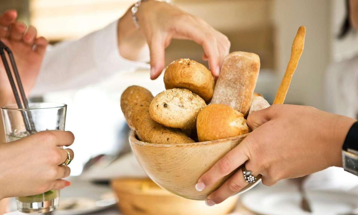 Май еду. Женщина ставит хлеб на стол. Bread is eaten. Eating hard Bread.