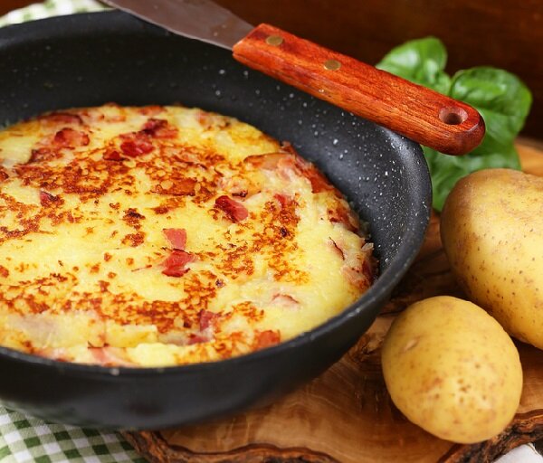 Картофельная запеканка с сосисками и сыром