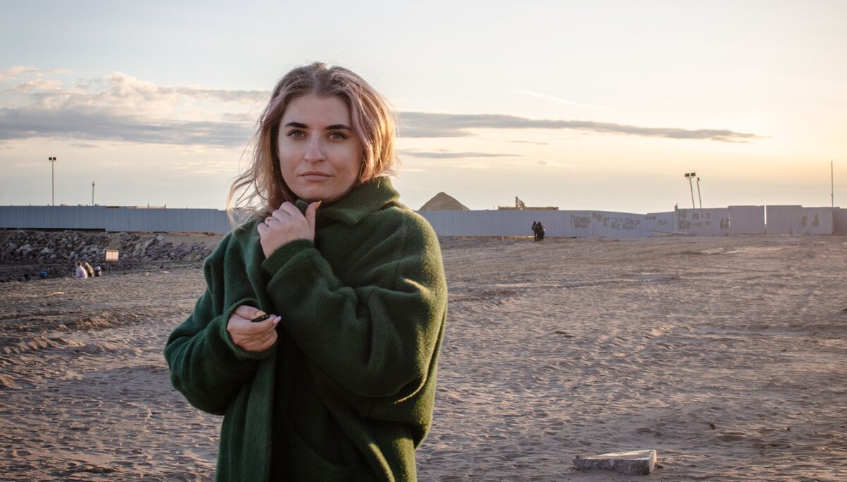 Фотографирует парапет