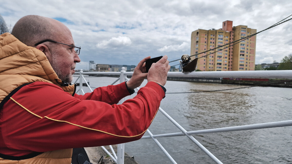 Александр Заднепровский, легенда российского ТВ, радуется хомлину-морячку. Фото: Вячеслав Волков 
