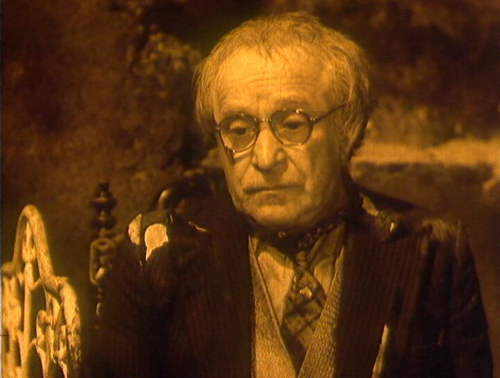 Рефлексия протагониста излагается в зачитываемых закадровым голосом письмах, которые адресованы человеку, предположительно сгоревшему от ядерного удара.