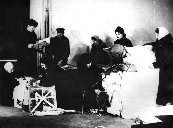 Проверка состояния сохранности и переупаковка скульптуры. 1942