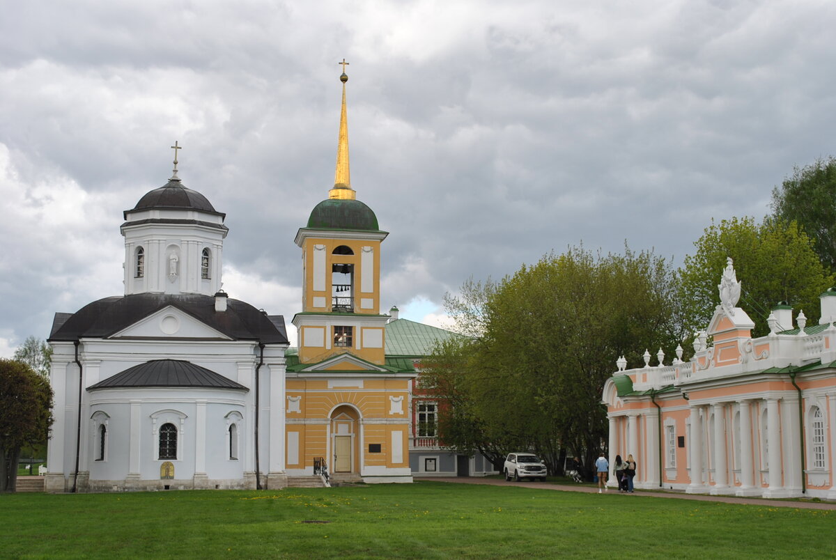 Храм Спаса Всемилостивого и кухонный флигель
