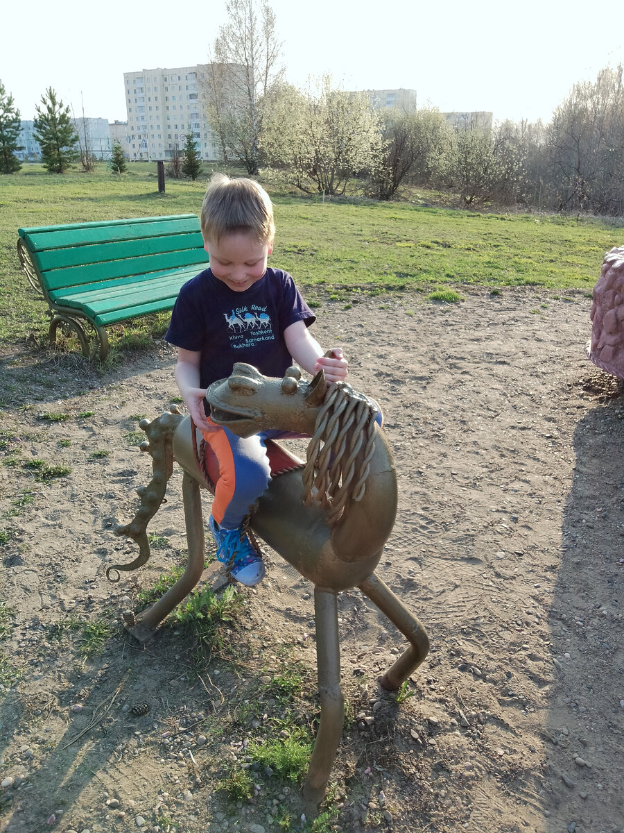 На аллее Интернационалистов в пгт. Зеленогорский