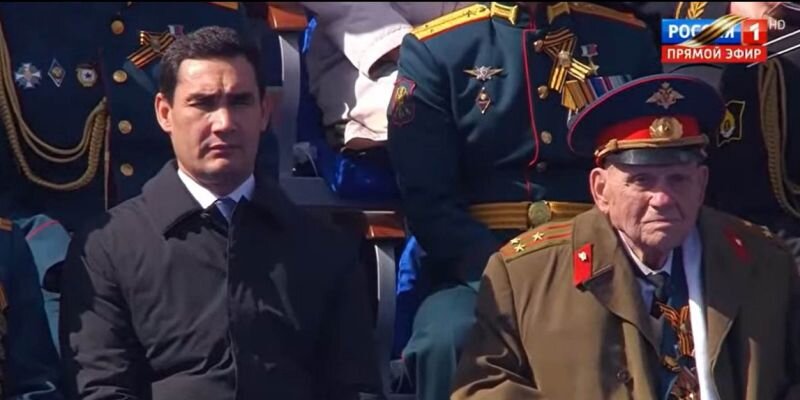 Президент Туркменистана Сердар Бердымухамедов на центральной трибуне на Красной площади, 9 мая 2023 года