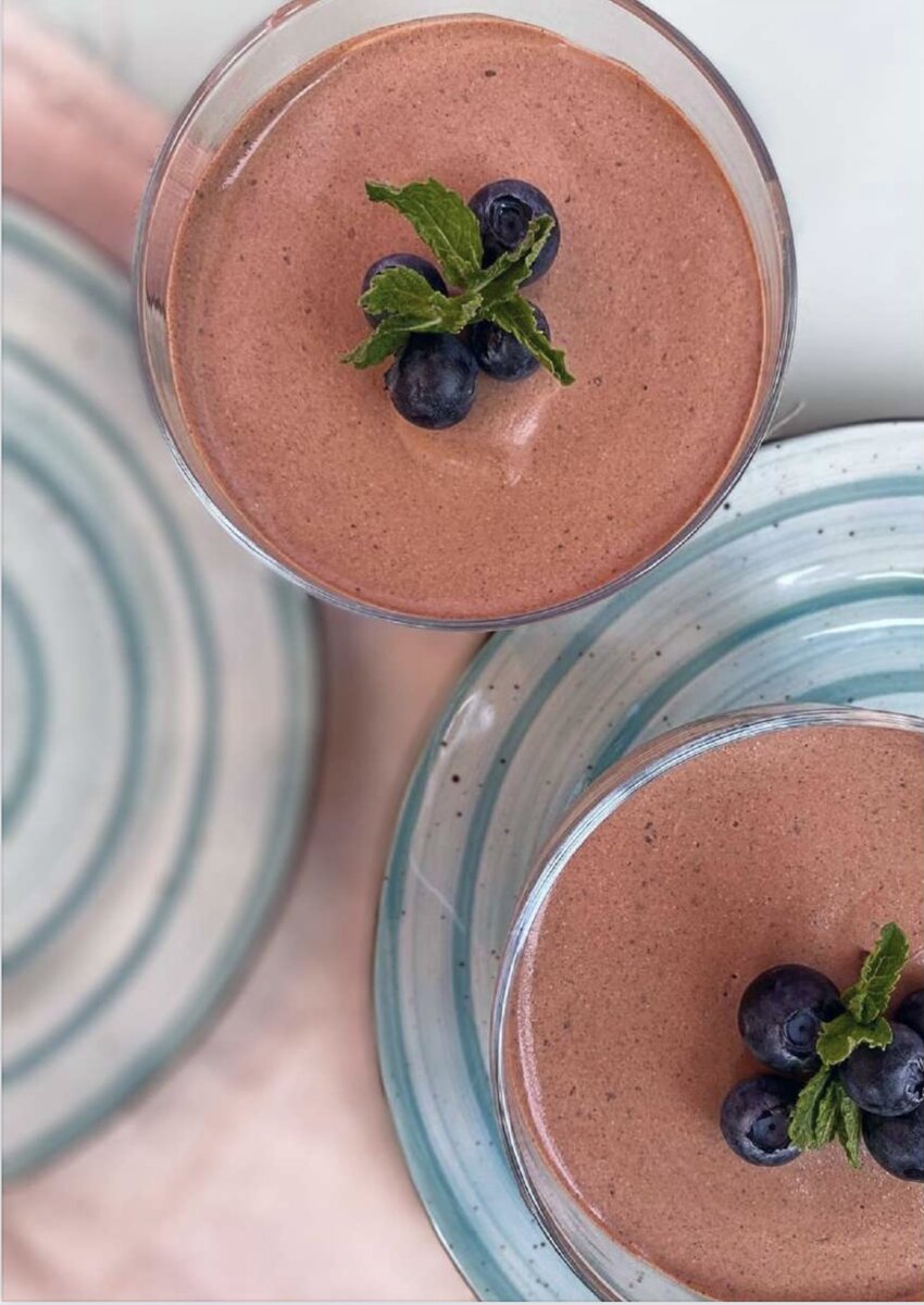 Ингредиенты: Творог 180 гр, Йогурт 100 гр, Какао 1 ст.л., Финики 40 гр (вес без косточек), желатин 10 гр, Вода 30 мл. 