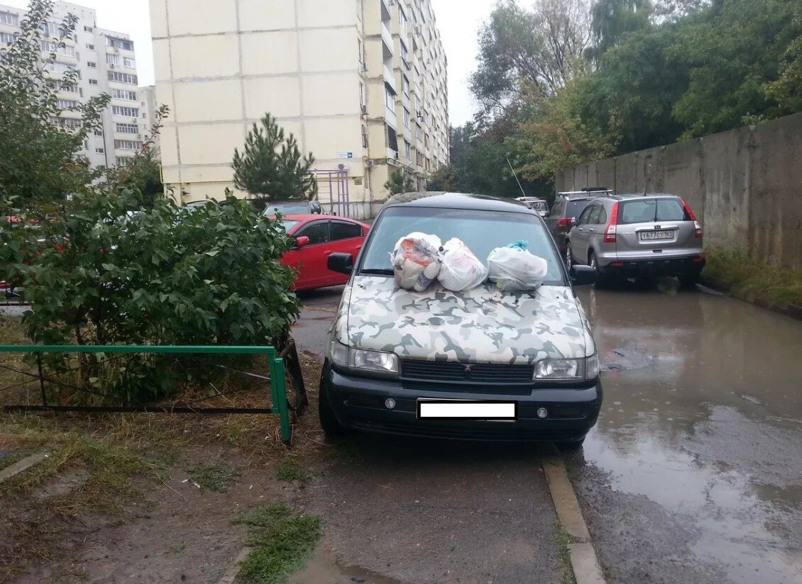 Соседская машина. Машина на тротуаре. Наказали за парковку. Месть за неправильную парковку. Отомстили за парковку.