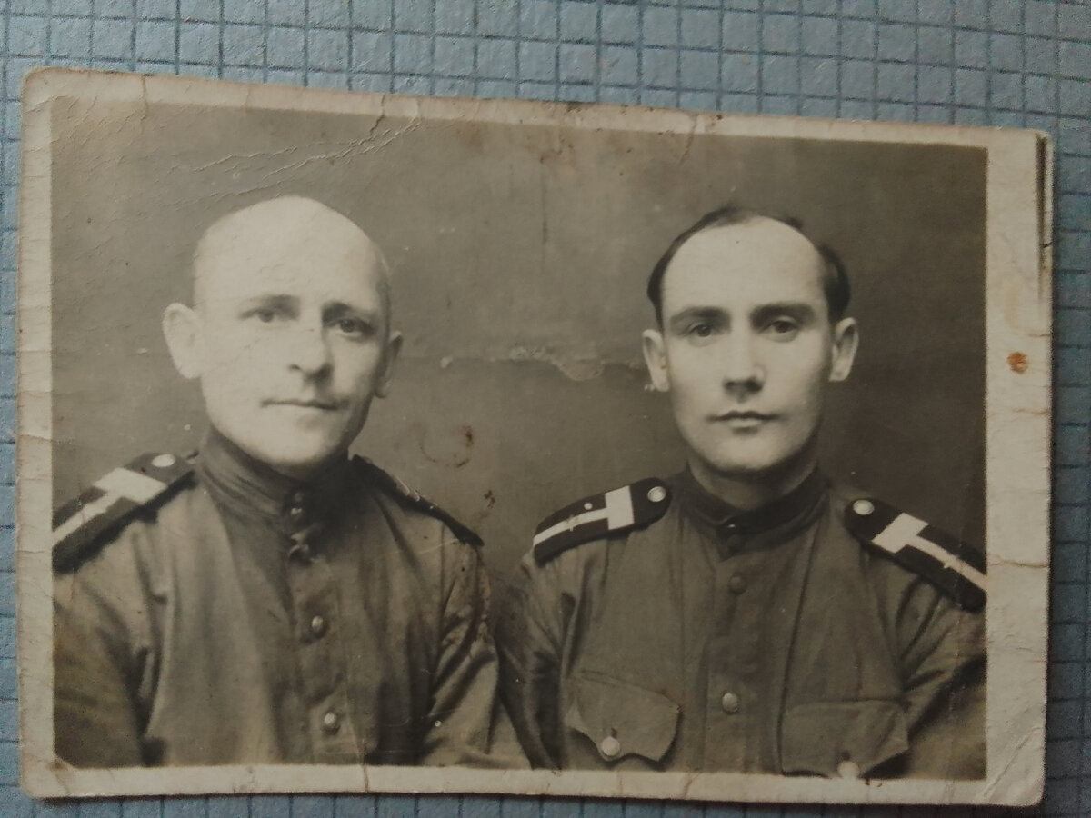 На фото справа мой дед , старшина-связист, Петров П.С.