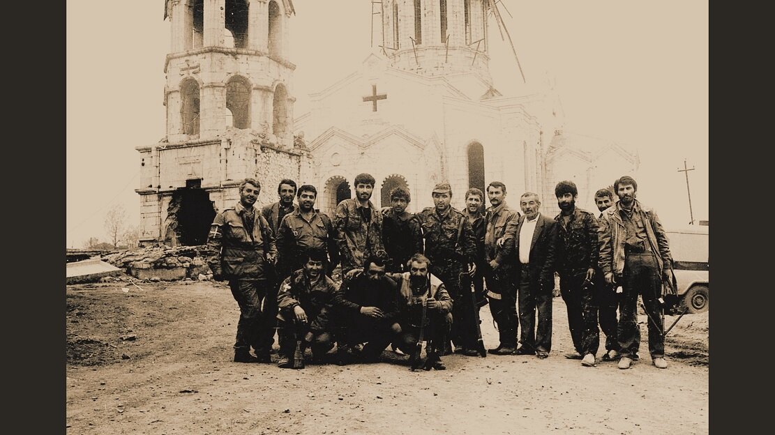 Группа освободителей Шуши у храма Св. Всеспасителя в Шуши 9 мая 1992 года. Фото из открытых источников сети Интернета