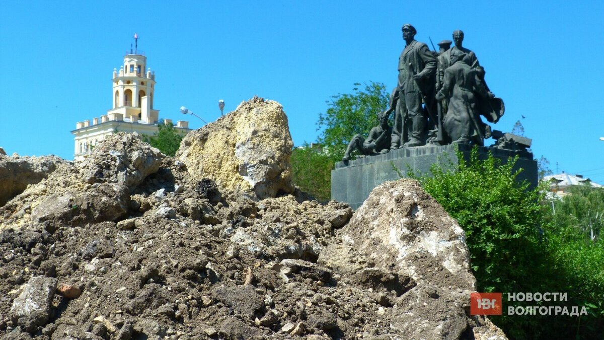     Памятник «Оборона Царицына» на площади Металлургов в Краснооктябрьском районе Волгограда ожидает реставрация. Мэрия объявила конкурс по определению подрядчика, сообщает РИАЦ.