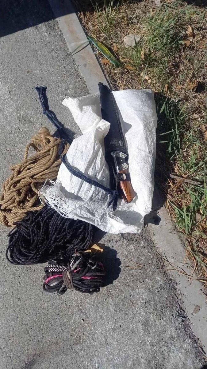 У него нашли нож, веревки и мешок.