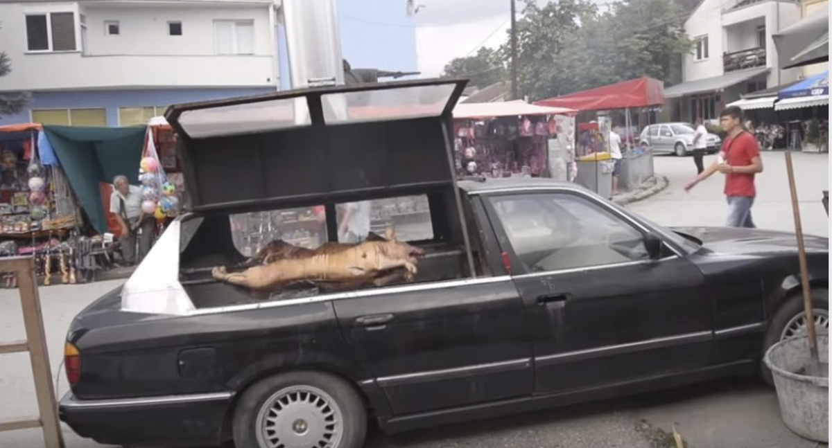 Драган Радичевич вложил 700 евро в мобильную печь. Его необычный автомобиль с высокой пароходной трубой стал настоящей достопримечательностью.