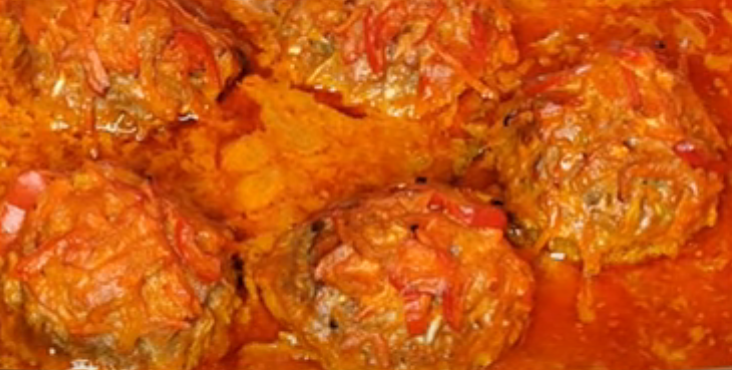 Голубцы хорошо пропитываются соусом, становятся сочными и нежными.