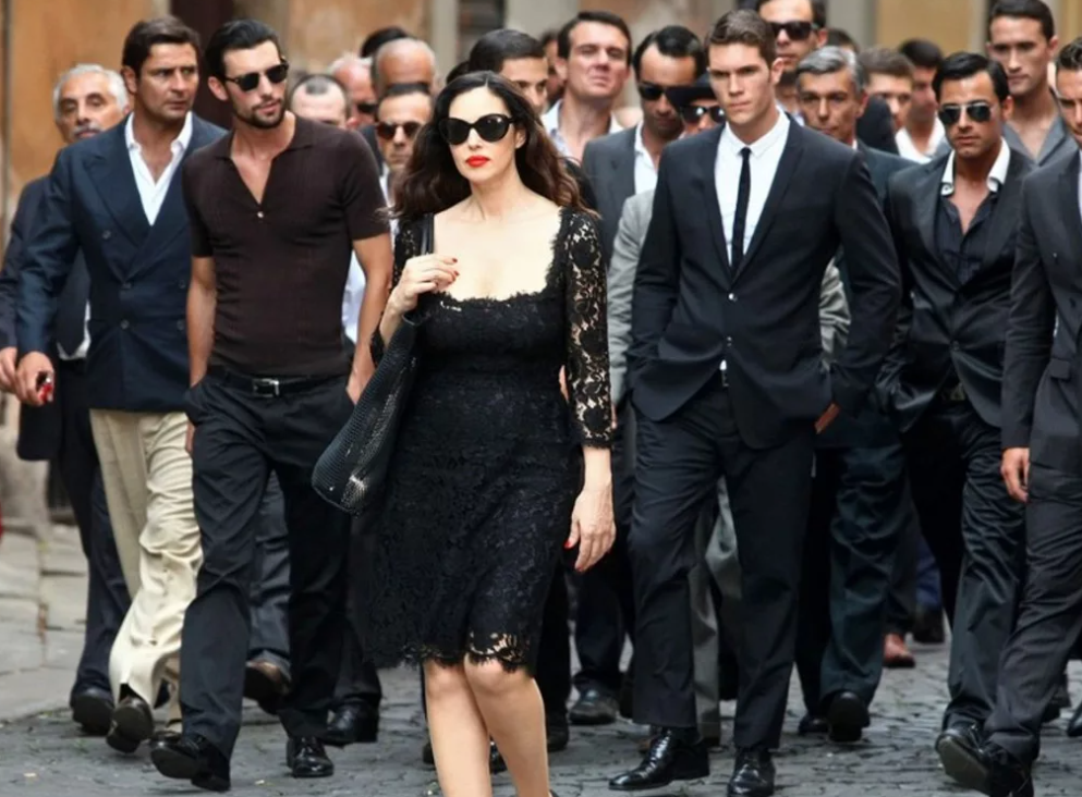 Женщина в окружении мужчин. Один в центре внимания. Женщина в окружении мужчин. Итальянская реклама дольче габбана. Бьянка балти дольче габбана.