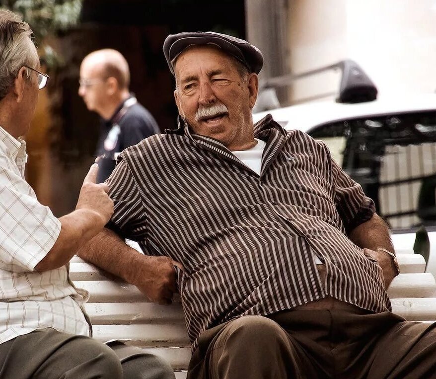 Старики глупые. Два старика. Два пенсионера на скамеечке. Два пожилых мужчины. Пожилой мужчина.