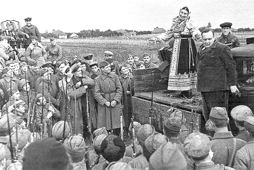 Выступление Л. Руслановой на фронте, 1941 год. Фотография из открытых источников