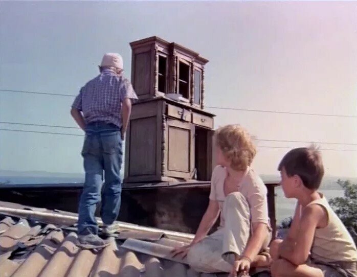 Тот самый буфет, где устроена голубятня (источник фото: https://dzen.ru/a/YbeB_OhSAgei777j)