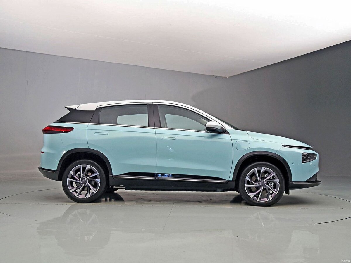     XPeng G3i имеет выдвижные ручки дверей и характерные для электромобилей аэродинамические колёса