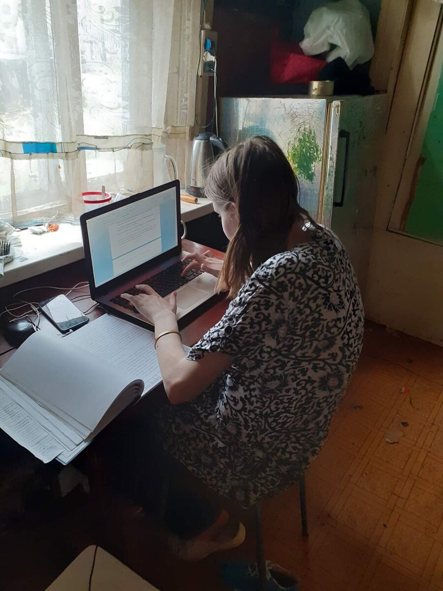 Это я, на последнем курсе техникума, на ноутбуке преподавателя пишу диплом за 5 дней до сдачи 🤡.  Спасло то, что у меня уже была опора. (Сорри за засранный пол) Это фото ещё из барака) 