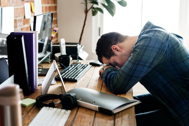 Фото с сайта https://ru.freepik.com/premium-photo/tired-man-napping-on-the-working-desk_2625686.htm