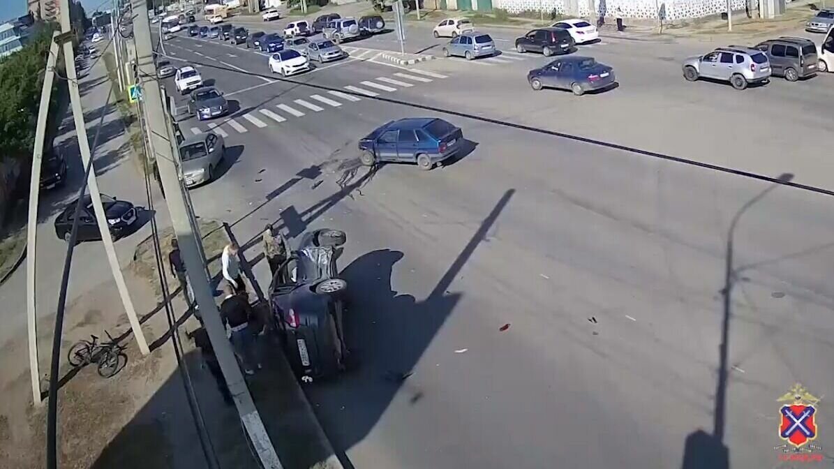     Легковушка перевернулась возле бизнес-центра «Волгоград-Сити» в Волгограде, сообщает региональное ГУ МВД. Момент опрокидывания попал на камеры видеонаблюдения. Девушке-водителю понадобилась помощь медиков.