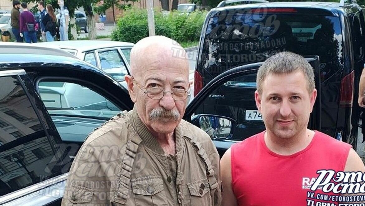     В Новочеркасске в аварию попал автомобиль, в котором находился певец Александр Розенбаум, сообщили местные жители в соцсети «ВКонтакте».
