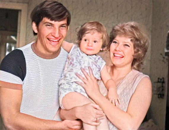 Традиции передаются из поколения в поколение. Голодное военное прошлое научило советских людей бережно относиться не только к вещам, но и к близким людям.-4