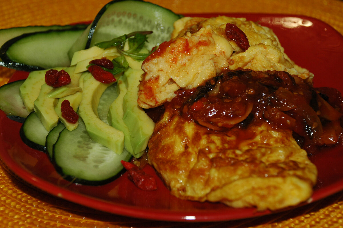 Омлет с салатом и луковым джемом. Фото автора   