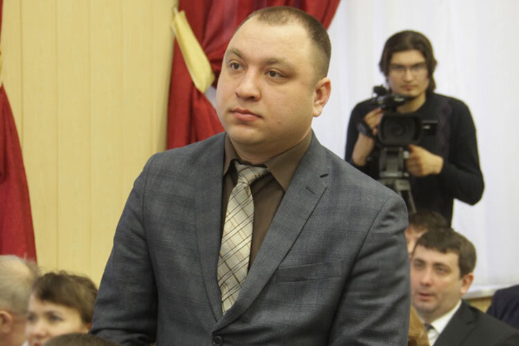    Сотрудники ФСБ и СКР заподозрили в циничной афере чиновника исполкома Альметьевского района Дамира Хабибуллина. По версии силовиков, почти год он получал деньги с местных коммерсантов под видом сбора помощи альметьевским бойцам в зоне СВО Фото: almetyevsk.tatarstan.ru