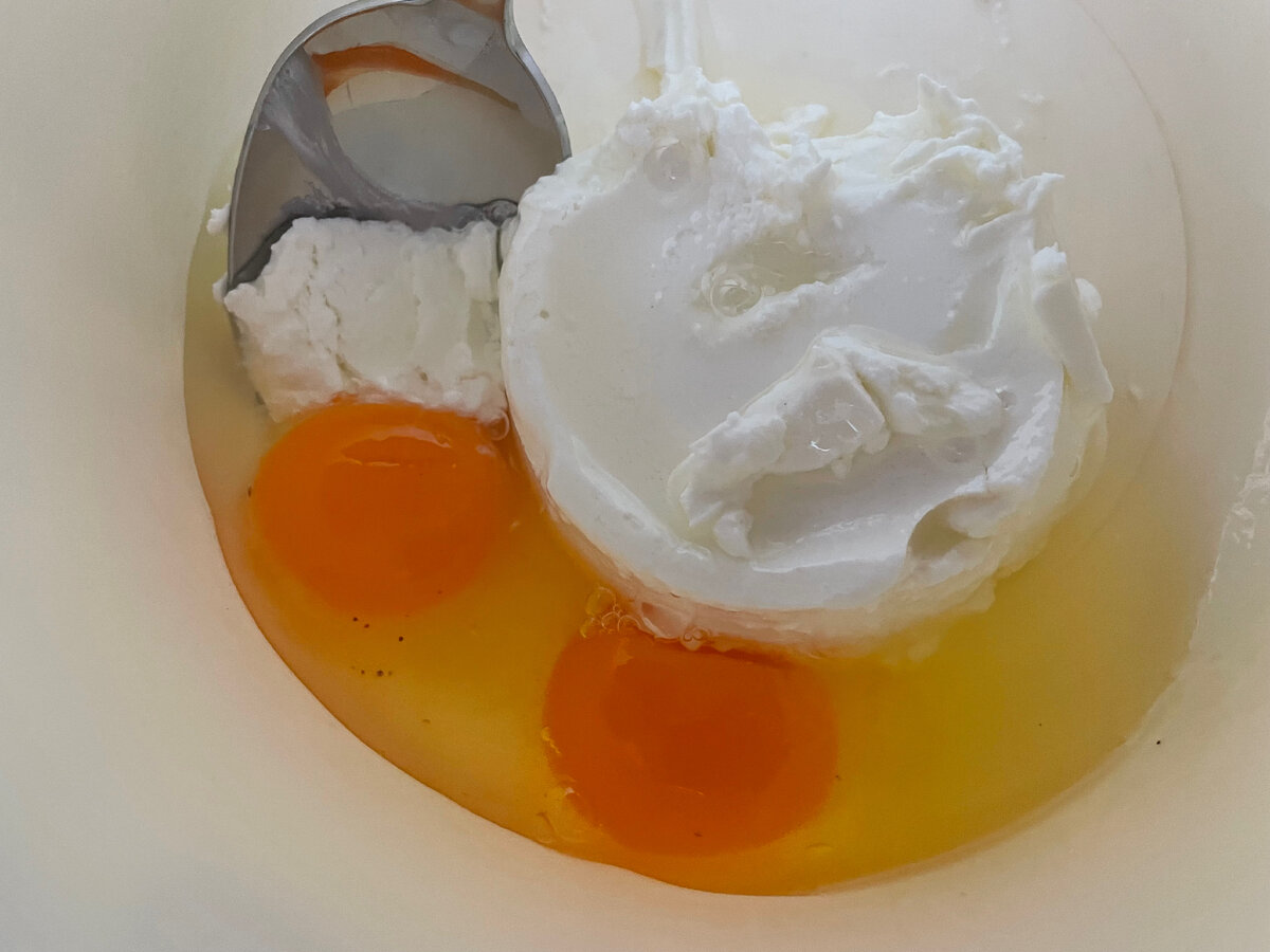 Творожный сыр и яйца для теста