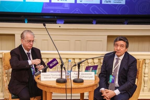    Ашот Джазоян - секретарь Союза Журналистов, один из организаторов Международного Медиа-Форума «Диалог культур» и директор Государственного Эрмитажа Михаил Пиотровский