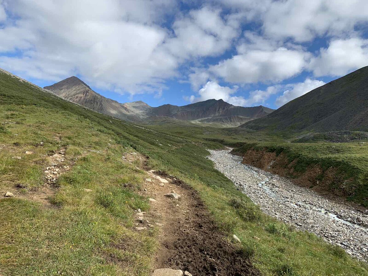 один из самых красивых участков пути- подступ к перевалу Шумак