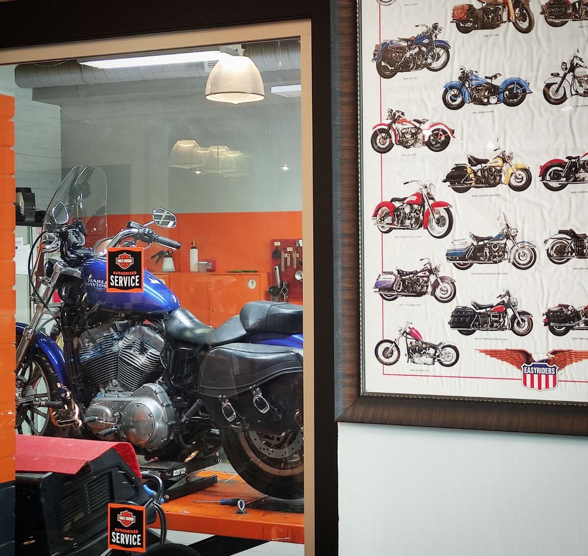 Миллиард моделей. Где-то взгрустнул мотоцикл "Урал"