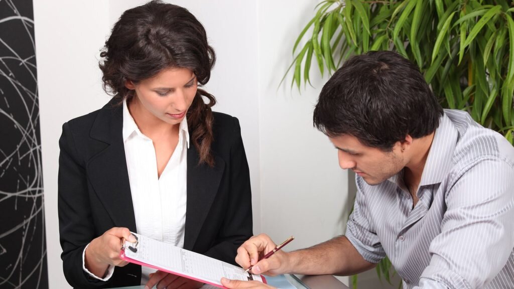 Накануне свадьбы зять почувствовал неладное. Вскоре он узнал правду ...