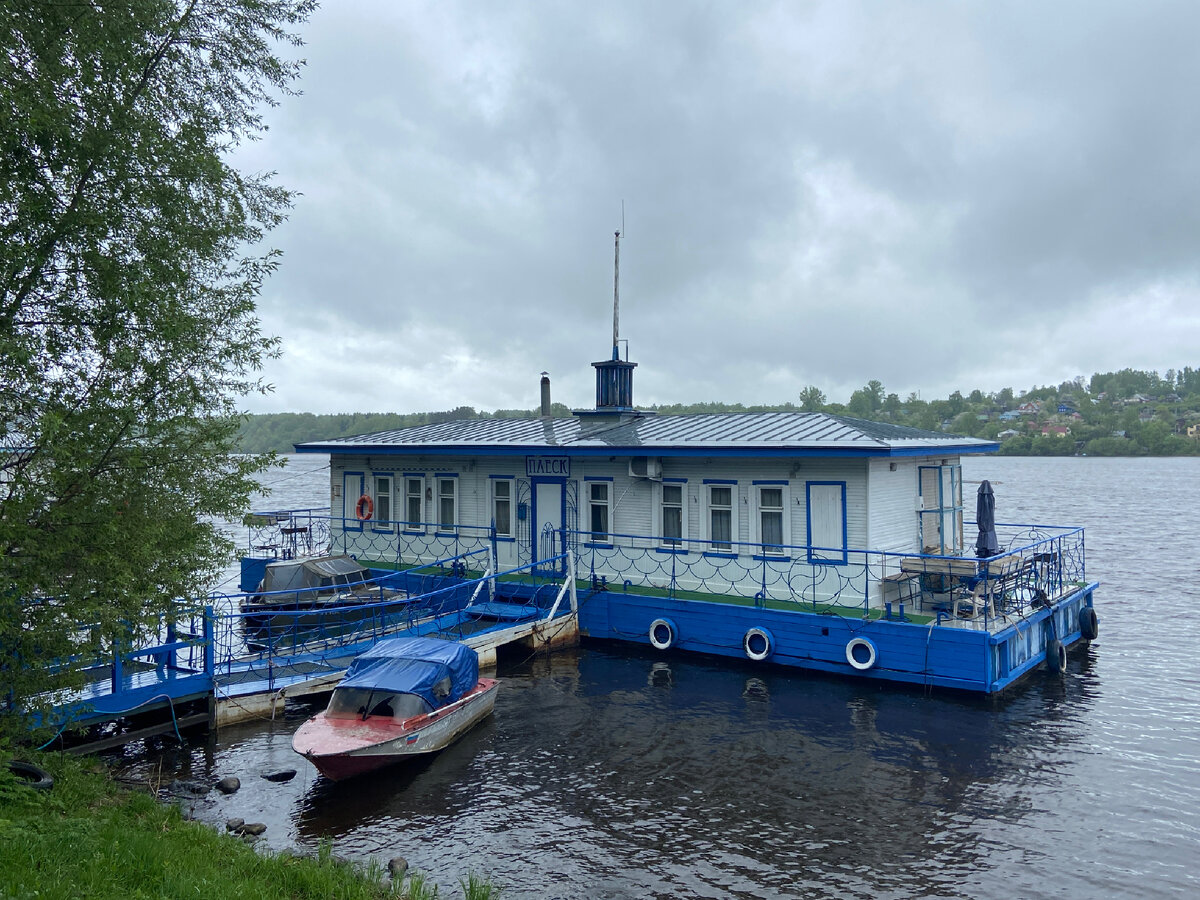 Город пристань на реке. Плес Пристань. Причал Плес. Таруса причал. Старая Пристань Кемерово.