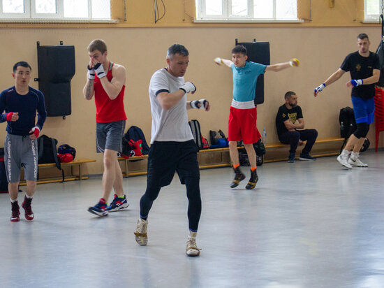     В Хабаровске тренируются лучшие боксеры России, готовясь к турниру памяти Константина Короткова / Борис Кокурин