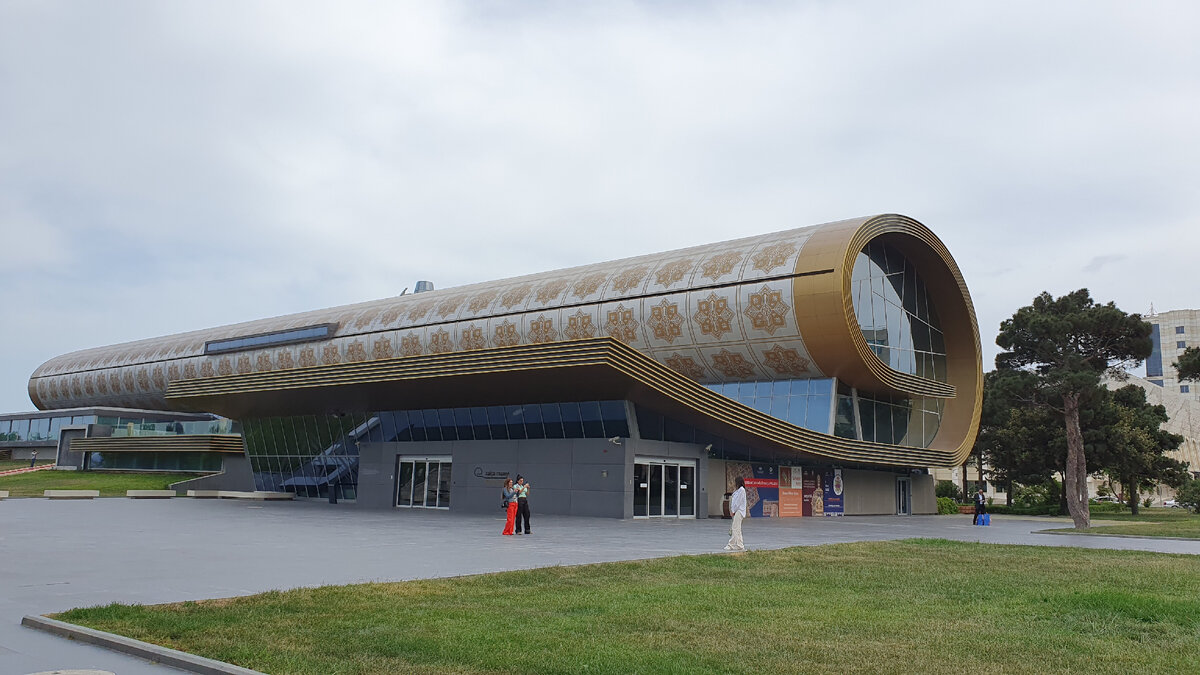 Здание музея в форме свернутого ковра было построено по проекту австрийского архитектора Франса Янса