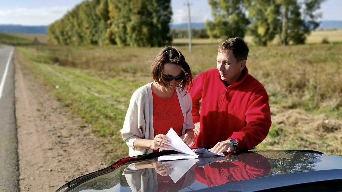 Вот так, на капоте машины, планируем свои маршруты