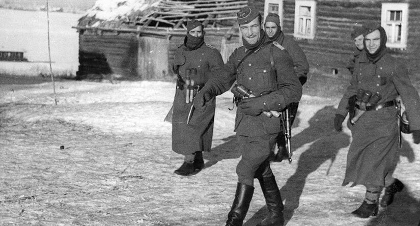 Офицер и солдаты «Голубой дивизии»