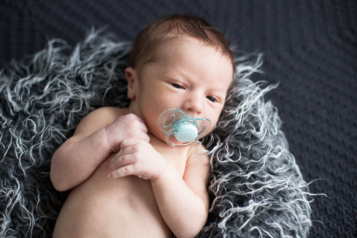 Носить малыша «столбиком» допустимо только на ИВ