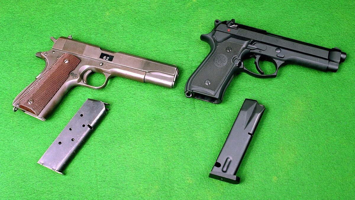 Самозарядные пистолеты М1911 и Beretta M9, стоящие на вооружении армии США. Источник фото: commons.wikimedia.org / Роберт Д. Уорд