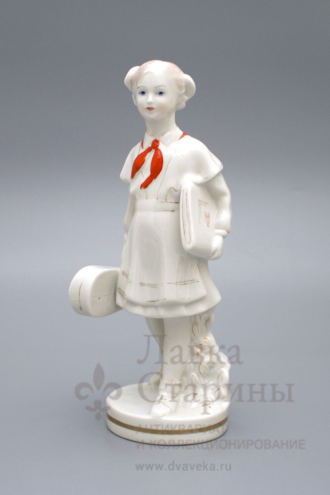Статуэтка «Юная скрипачка» (Пионерка), фарфорово-фаянсовая фабрика «Красный фарфорист» в Грузино (Чудово), 1950-60 гг., скульптор Фёдорова Т. А., фарфор. Фото с нашего сайта dvaveka.ru
