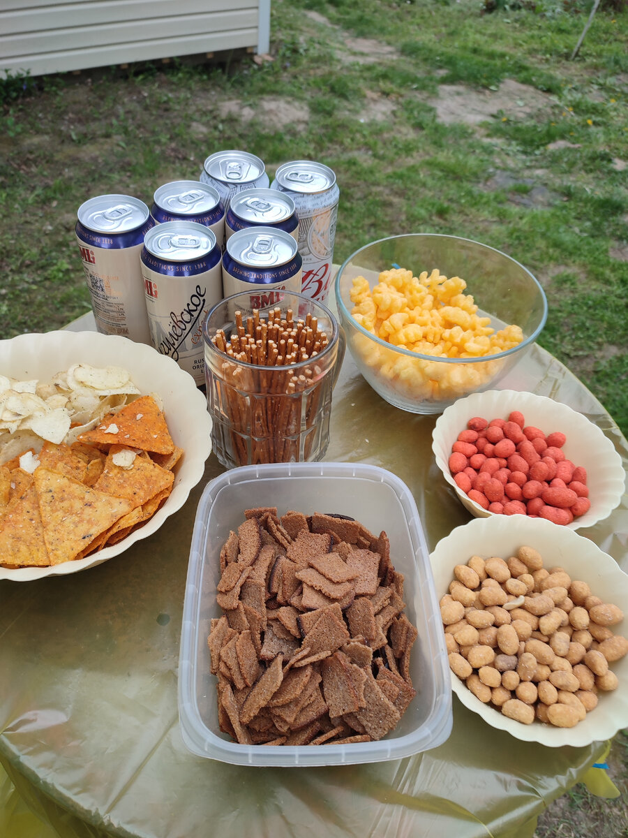 Тут пивной столик с чипсами, сухарями, орешками