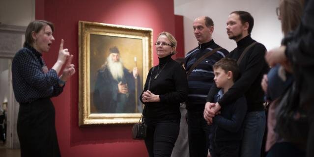    Гости узнают о том, как в Русском музее проводятся экскурсии на жестовом языке.