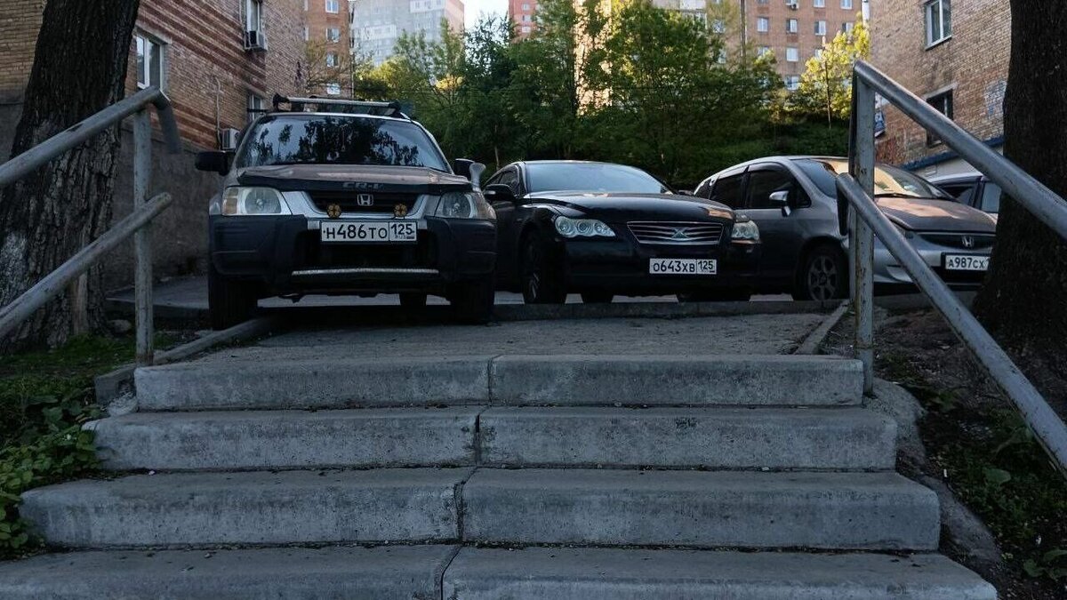     Автомобилисты припарковали свои машины прямо на одной из лестниц во Владивостоке. Такой поступок не понравился местным жителям — авто будто поджидают из «из-за угла».