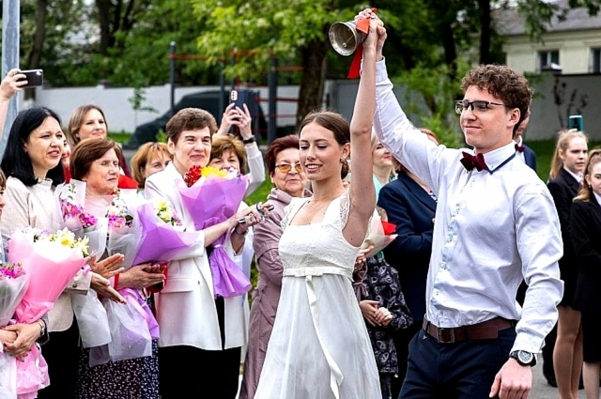    Алексей Логвиненко поздравил школьников Ростова с «Последним звонком»