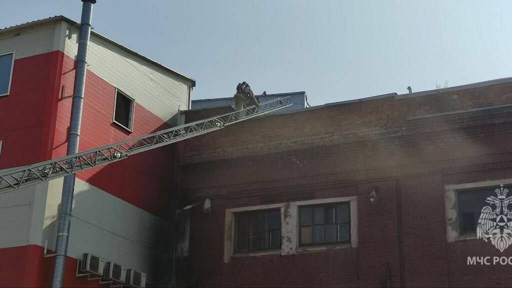     Около ТК «На Свободном» загорелся автосервис. Пламя охватило здание по адресу улица Телевизорная, 1 строение 4/15.